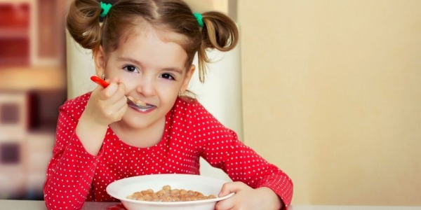 ¿Tu hijo siempre quiere comer lo mismo? Consejos para que pruebe nuevos alimentos